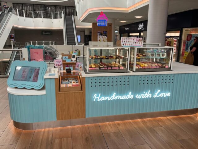 📍 Lola’s has moved!

You’ll now find the Lola’s kiosk on the Ground Floor, opposite Shoppers. Pop by for your favourite sweet treats next time you’re visiting the Bentall Centre! 🍰